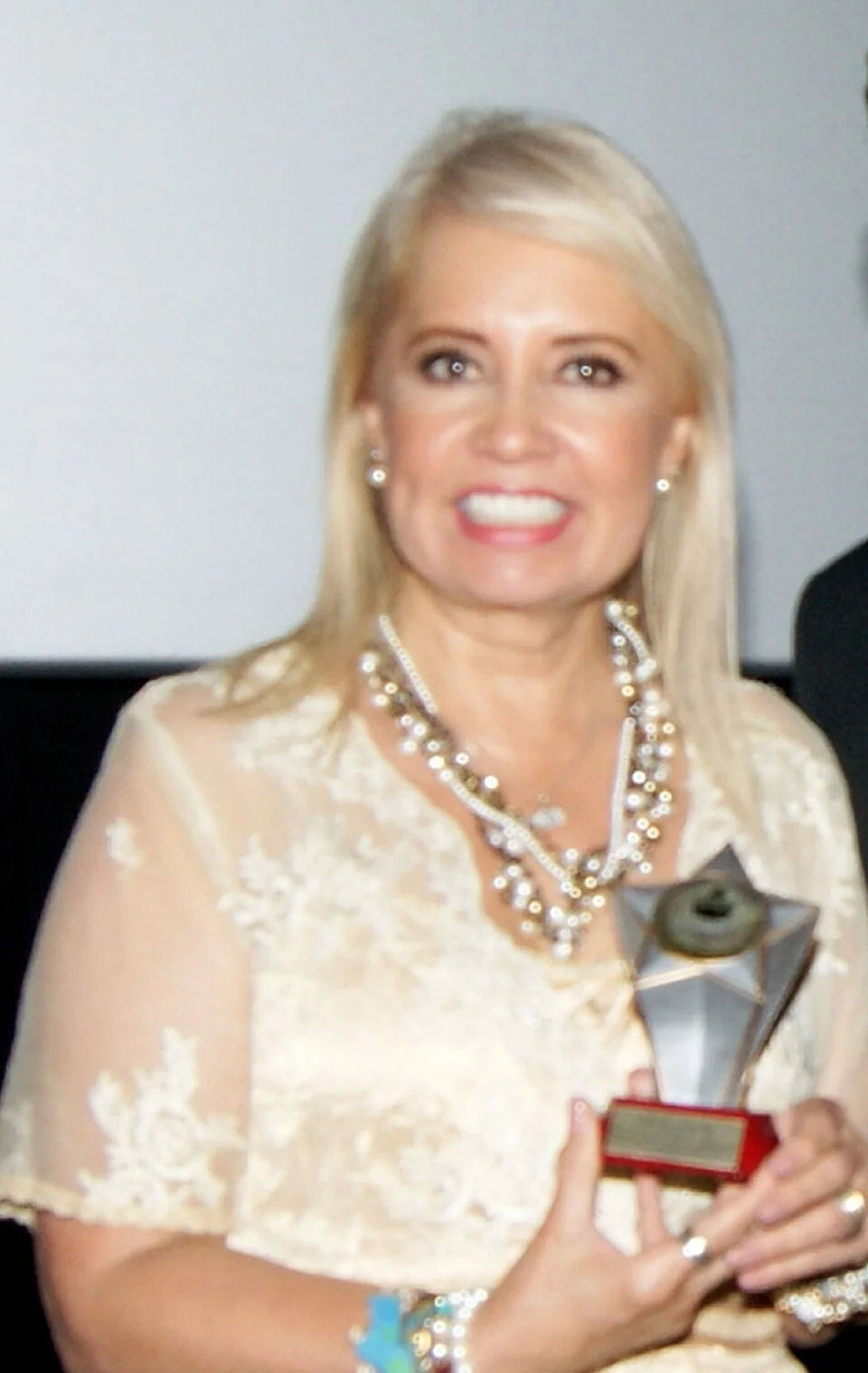 Carla Estrada con un reconocimiento